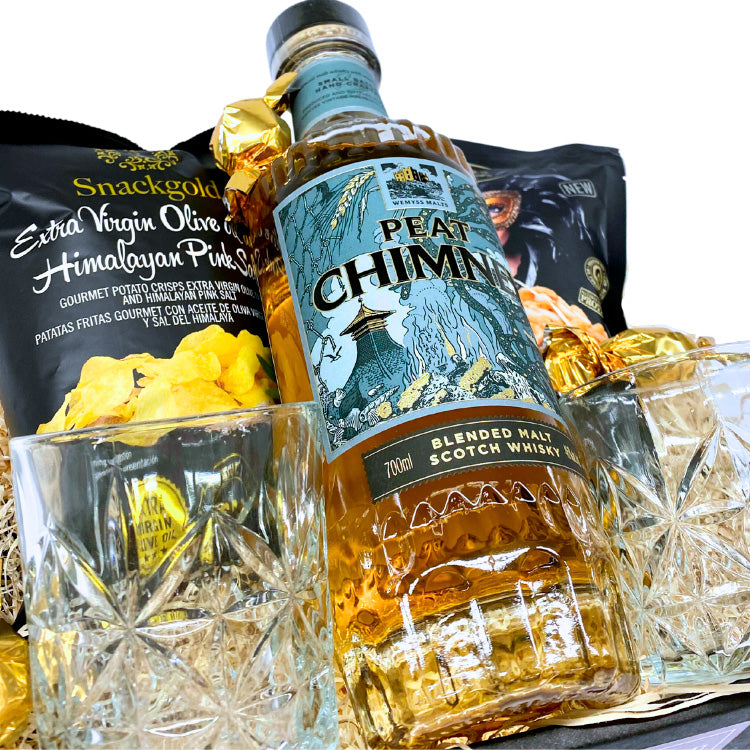 Gavekurv med en flaske Blended Malt Whisky, to whisky glas og krydrede lækkerier
