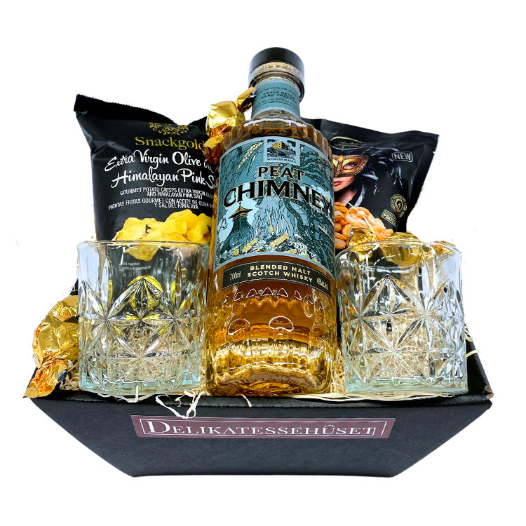 Gavekurv med en flaske Blended Malt Whisky, to whisky glas og krydrede lækkerier