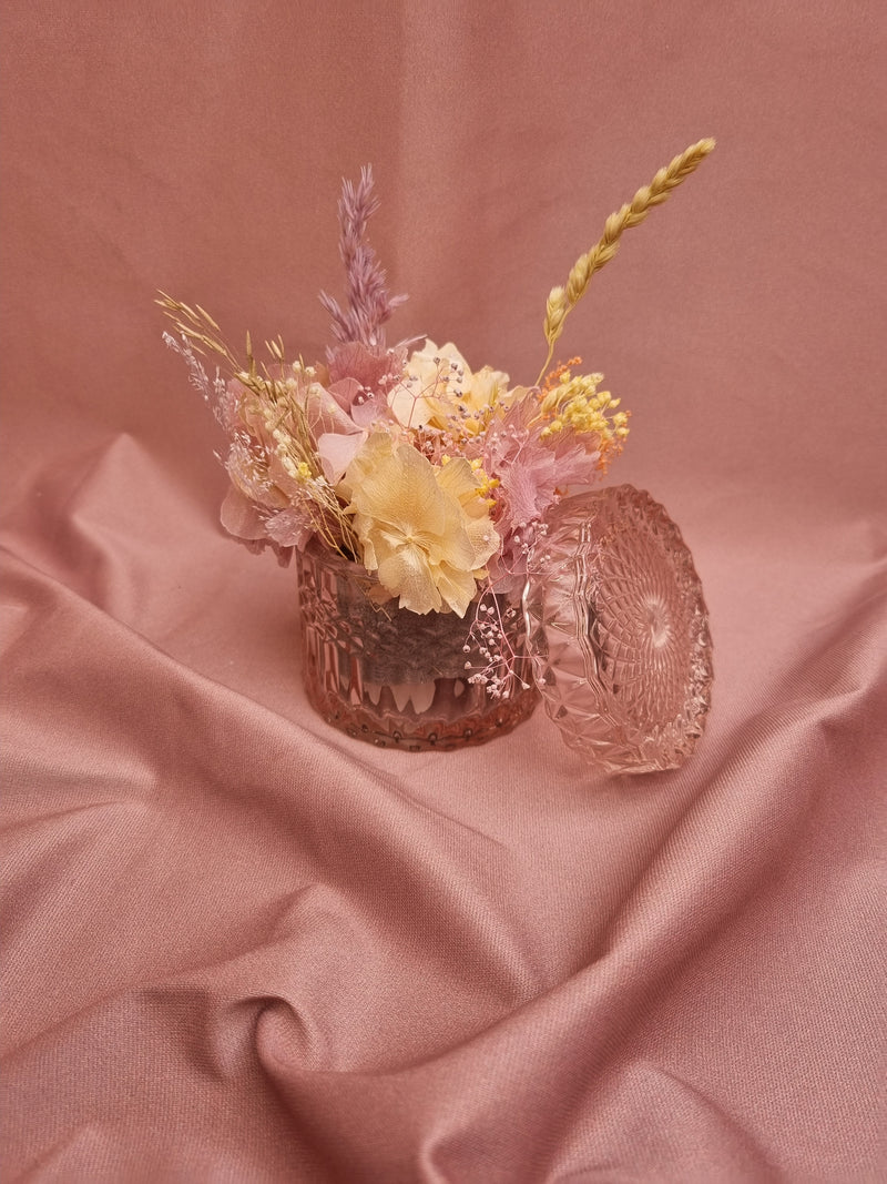 Glaskrukke med blomsterdekoration  ø10 - rosa