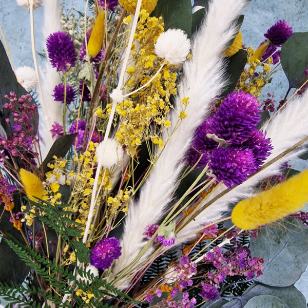 Smuk evighedsbuket i lilla og gule farver. Miss Flora bæredygtige blomster