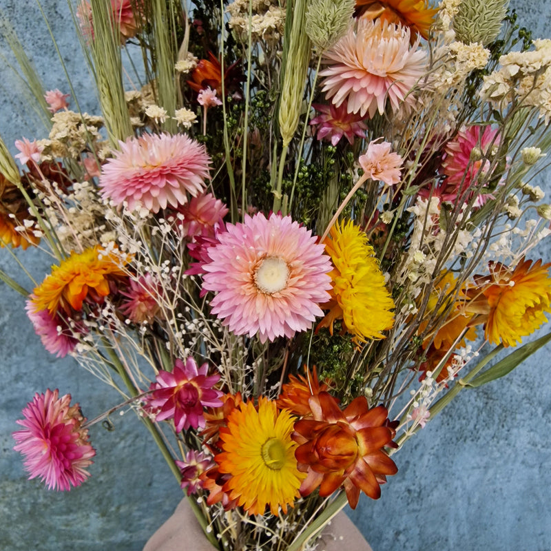 Miss Flora bæredygtig blomsterbuket. Holdbar i 6-12 måneder. Sammensat af mix af tørrede og levende blomster.