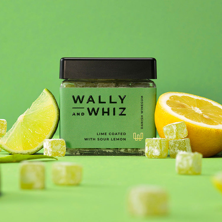 Frisk & sød Lime-vingummi fra Wally & Whiz vendt i syrlig citronpulver Forestil dig en blød lime vingummi, der både er frisk og sød i smagen, og forestil dig dernæst at denne herlighed er vendt i et lag syrligt citronpulver.  -Så har du denne vingummi fra Wally & Whiz   Kombinationen af de to citrusfrugter; og det søde, sure og syrlige er en fantastisk kombination.  