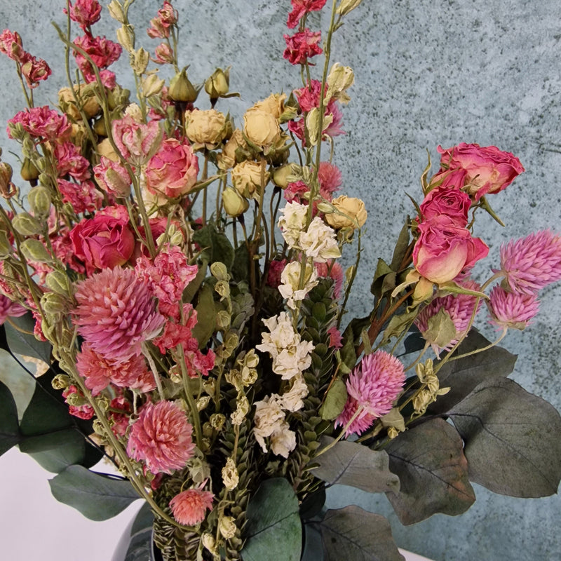 Bæredygtige blomsterbuketter fra Miss Flora. Miss Cecilie er en smuk buket med tørrede roser