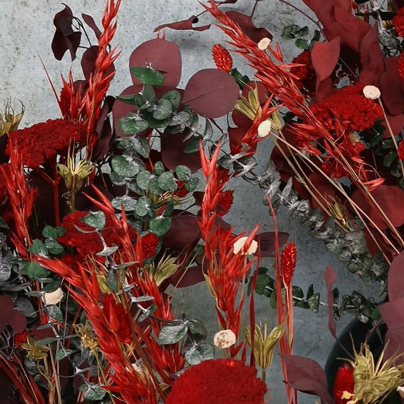 Bæredygtige blomsterbuketter. Miss Sanne er en smuk buket i røde og grønne nuancer. Den kan holde sig smuk i 6-12 mdr.